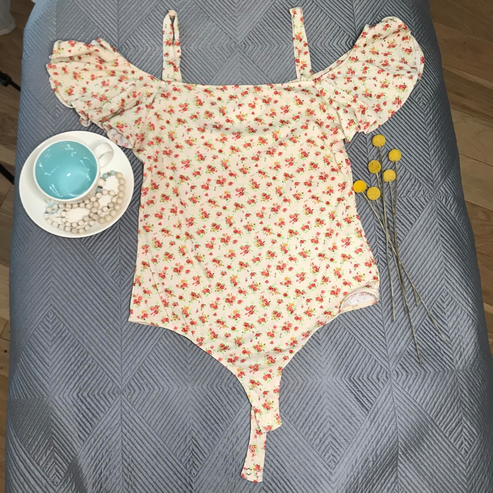 Flutter sleeve body suit size medium